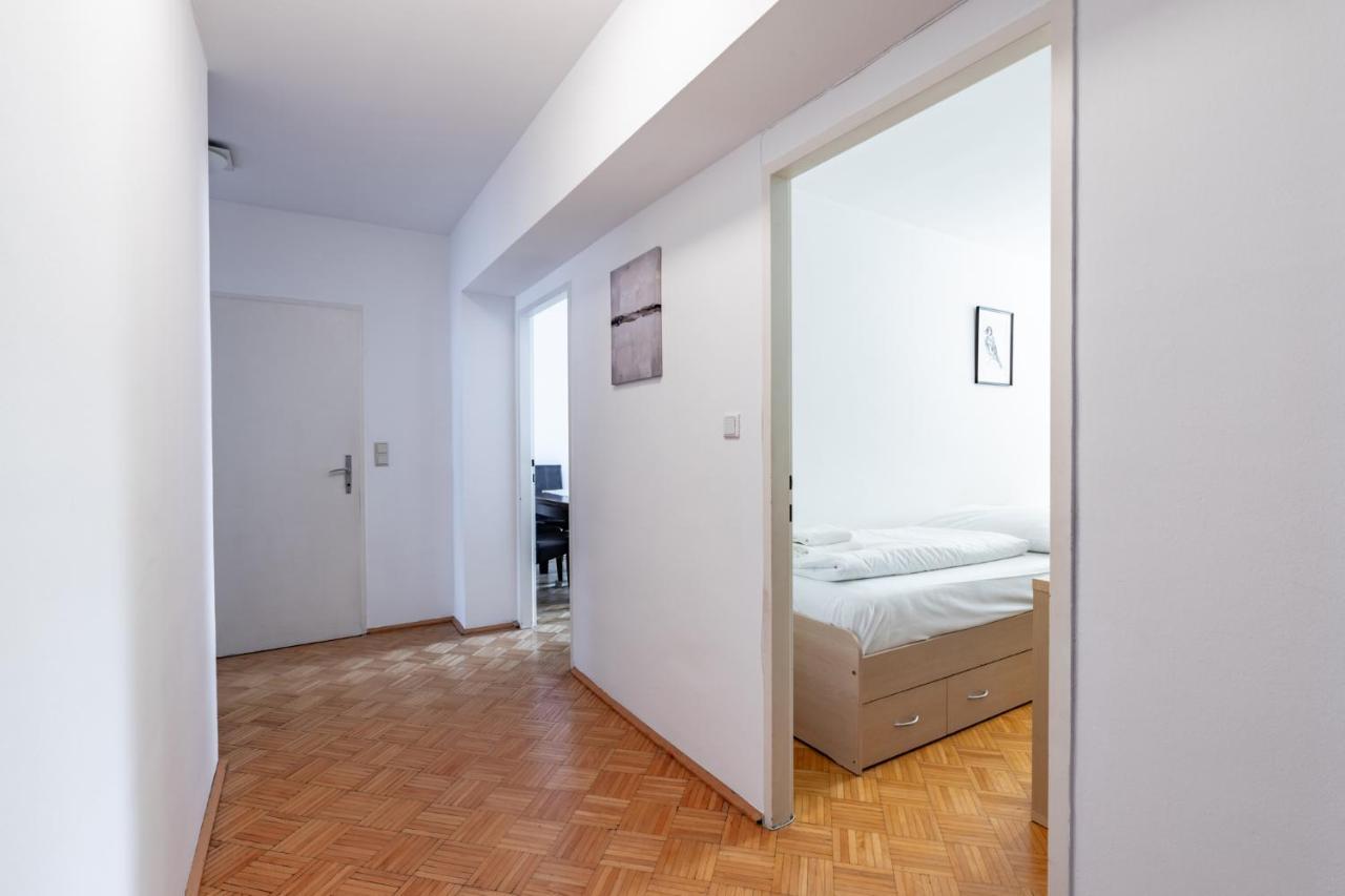 Retro Apartment In The City Center. Виена Екстериор снимка