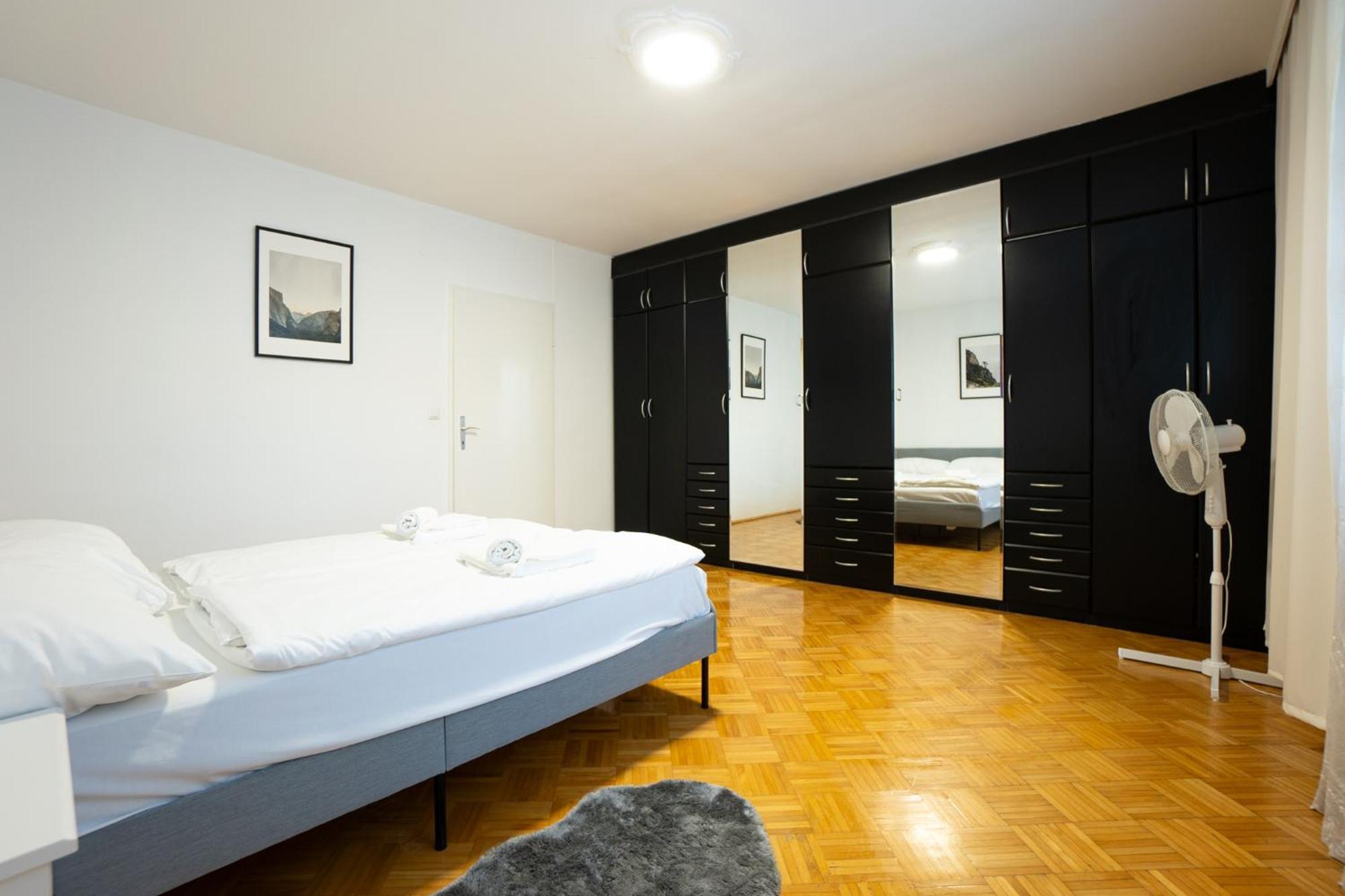 Retro Apartment In The City Center. Виена Екстериор снимка